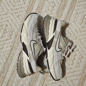 Nike Women's V2K Run Light Orewood Brown Size 7